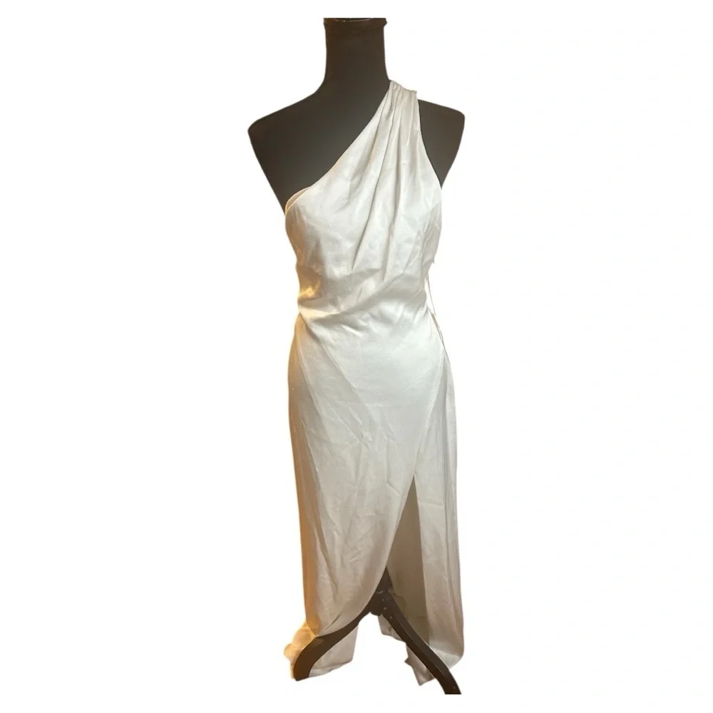 ALICE + OLIVIA PAULETTE ONE SHOULDER FITTED GOWN